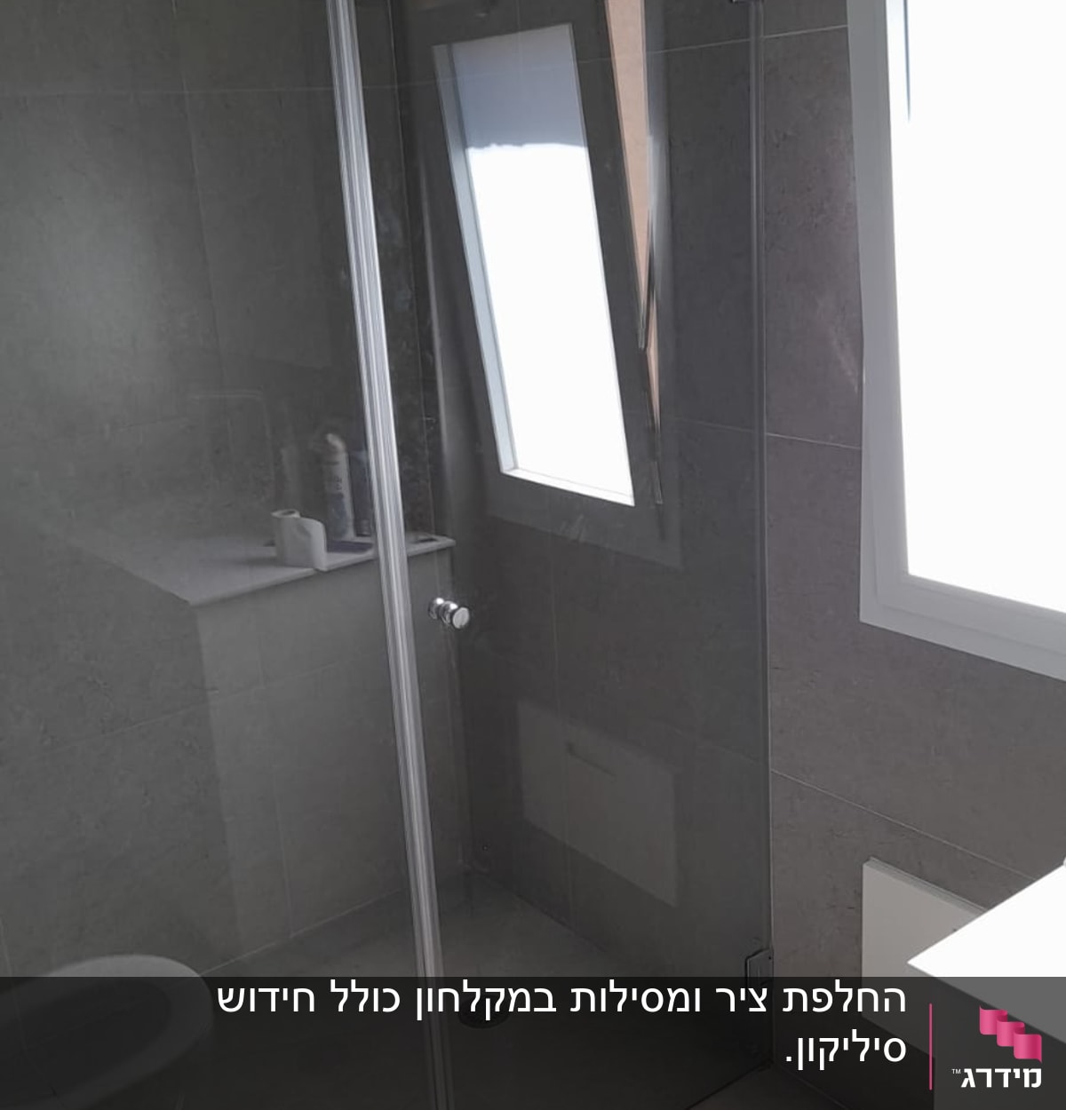 מקלחון זכוכית עם ראש מקלחת עגול ומדף מוצרים